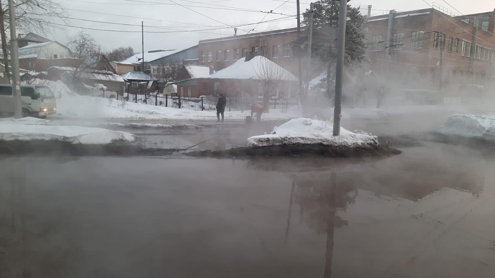 Фото Крупная коммунальная авария на левом берегу Новосибирска: потоп, пробки и холод — фото 12